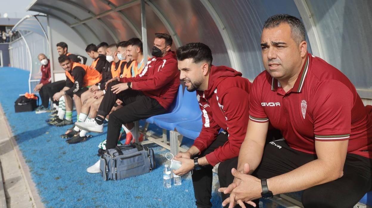 Germán Crespo y su cuerpo técnico observan el partido desde el banquillo