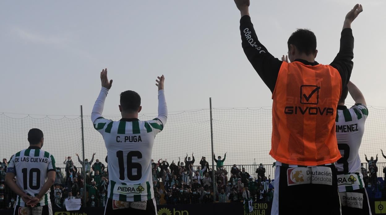 El equipo cordobesista celebra este domingo la victoria ante el Cádiz B con la afición