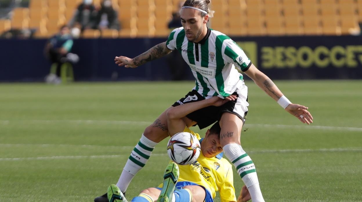 Gudelj, en su primera titularidad con el Córdoba CF ante su exequipo, el Cádiz B