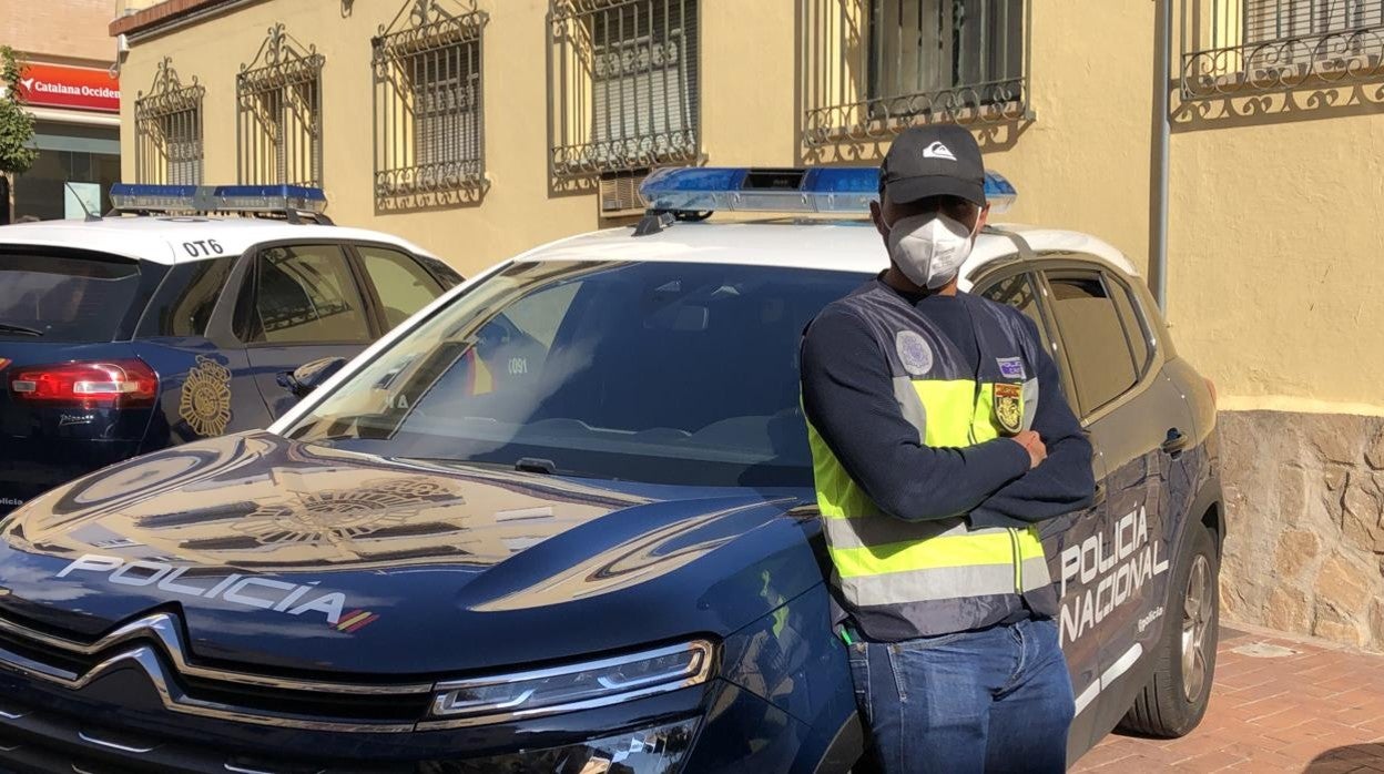 Manu en la puerta de la comisaría de Benalmádena, donde atendió a ABC