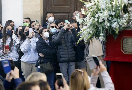 Público ante el paso de palio de la Virgen de la O en noviembre