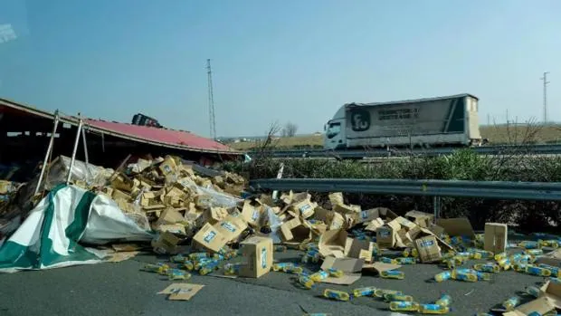 Accidente Córdoba | El vuelco de un camión cargado de aceite en la A-4 provoca el desvío del tráfico