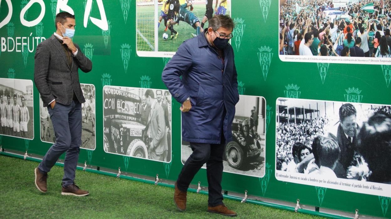 El director deportivo y el consejero delegado del Córdoba, Juanito y González Calvo, en el estadio