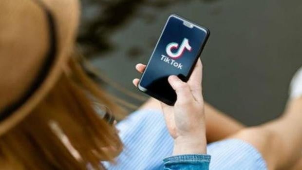 Detienen a un joven de Córdoba por vender billetes, certificados Covid y carnés de conducir falsos en TikTok y Telegram