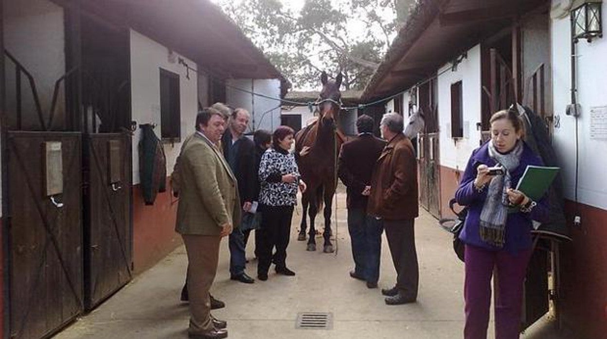 La exgerente del consorcio Ana María Orihuela (en el centro), en una visita al centro en enero de 2010