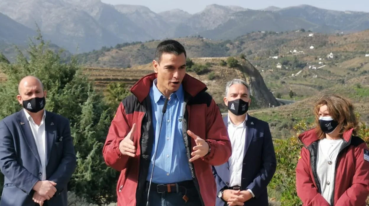 El presidente del Gobierno, Pedro Sánchez, este lunes en la Sierra de las Nieves