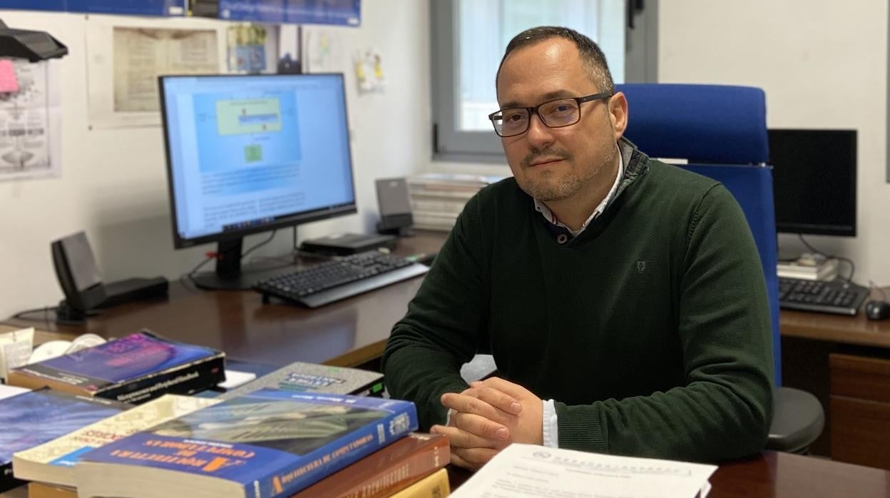 El profesor José Antonio Álvarez Bermejo en su despacho en la Universidad de Almería.