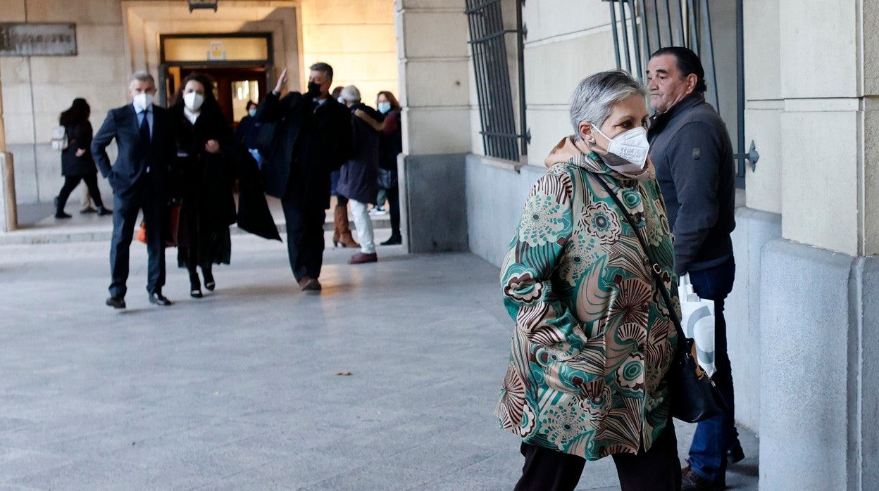 La exconcejal socialista en Almonte y exgerente del centro de formación Formades a su llegada a la Audiencia este martes