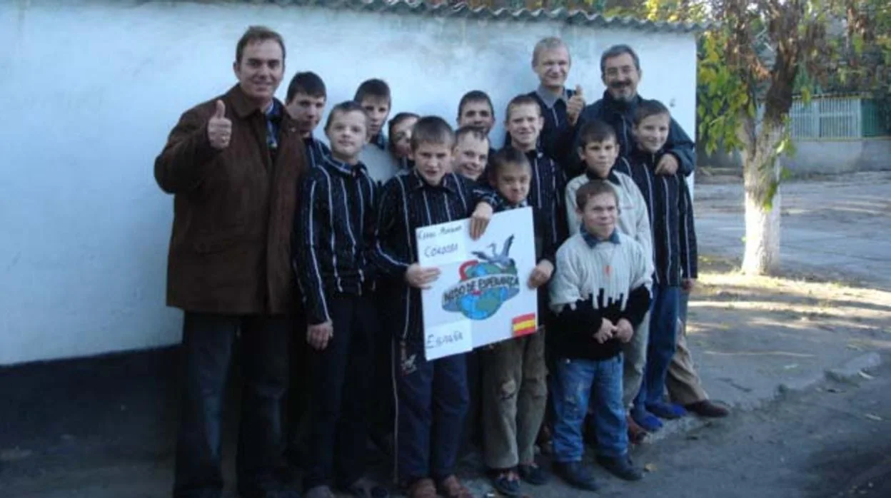 Miembros de la ONG con niños ucranianos