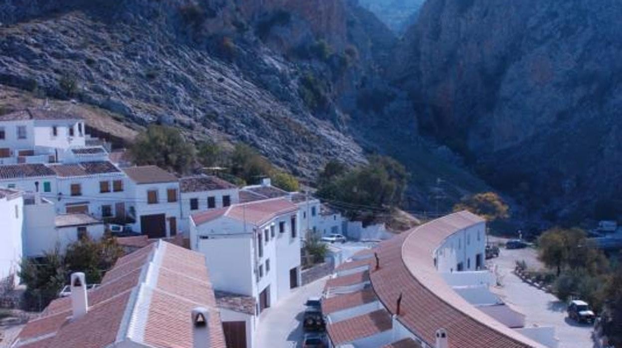 Vista de Zuheros con el cañón del Bailón de fondo