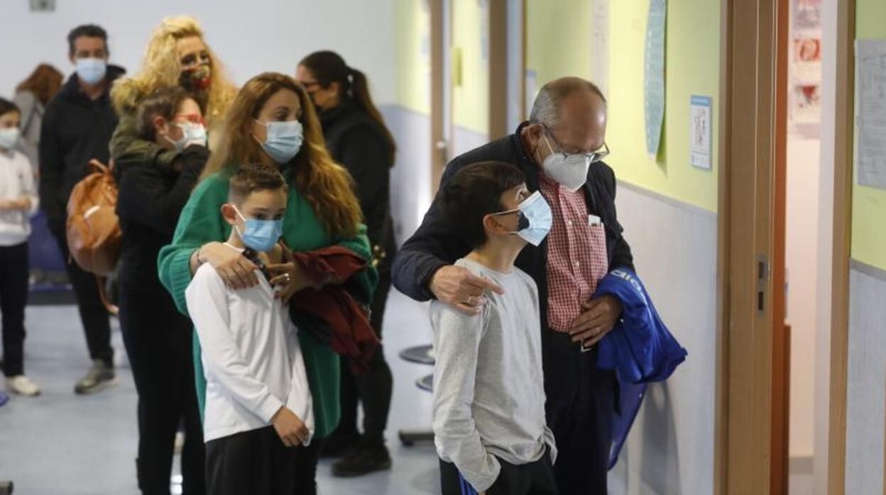 Padres con sus hijos acuden a un centro de salud de Córdoba para vacunarse