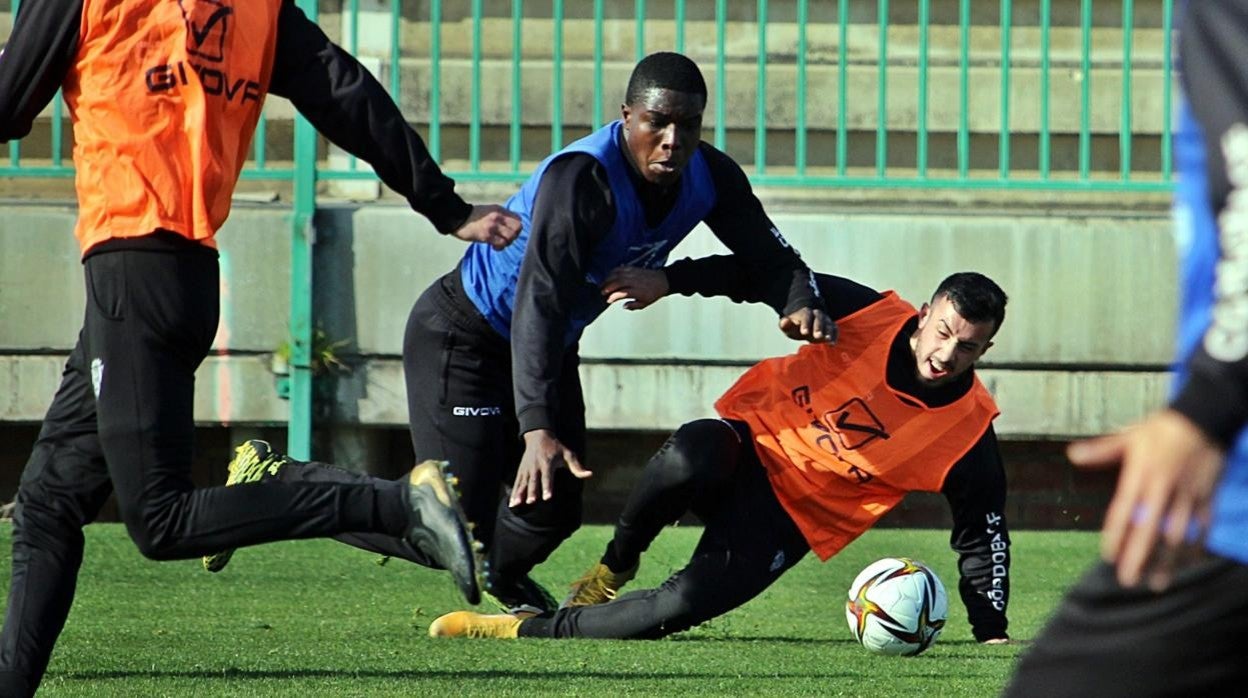 El central Mosquera, este jueves, en el entrenamiento del Córdoba CF