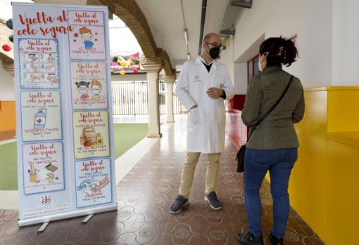 Un docente informa a una madre en una visita al colegio Jesús Nazareno de San Agustín