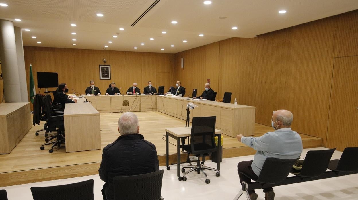 El exalcalde y el tesorero ante el tribunal de la sección tercera de la Audiencia Provincial de Cordoba