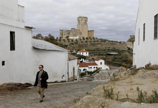 El castillo de Belalcázar visto desde una calle del pueblo