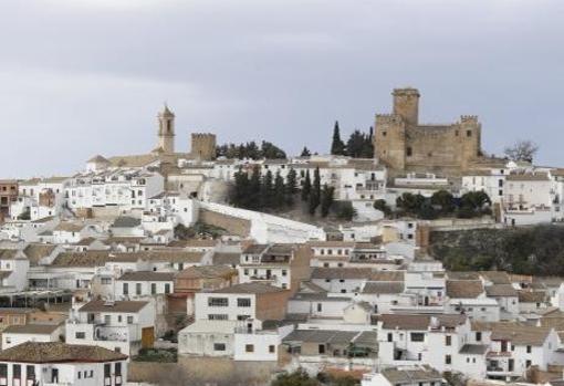 El castillo de Espejo desde un mirador a las afueras del pueblo