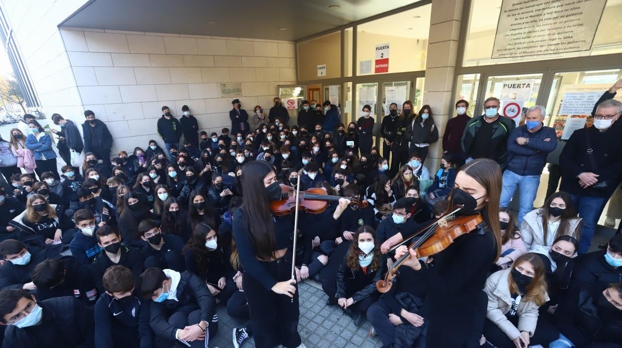 Alumnos de enseñanzas artísticas a las puertas del Conservatorio Músico Zyrab