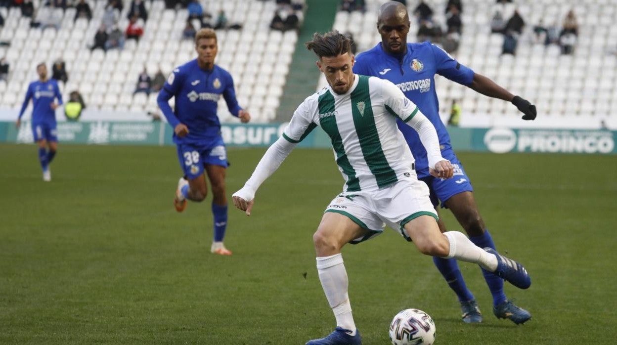 Samu Delgado disputa un partido con el Córdoba CF