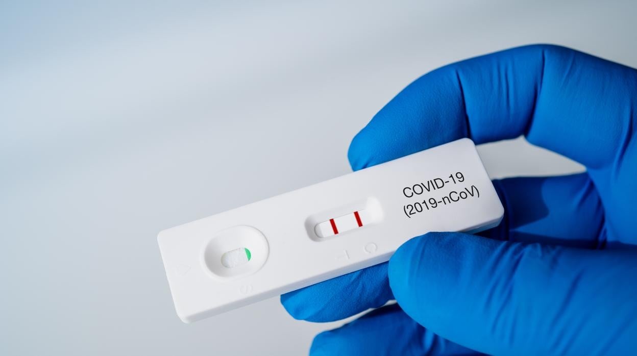 Un sanitario realiza un test de coronavirus