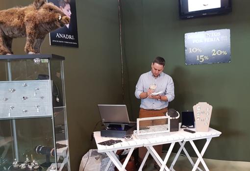 Ignacio Castro en una feria comercial promocionando sus joyas