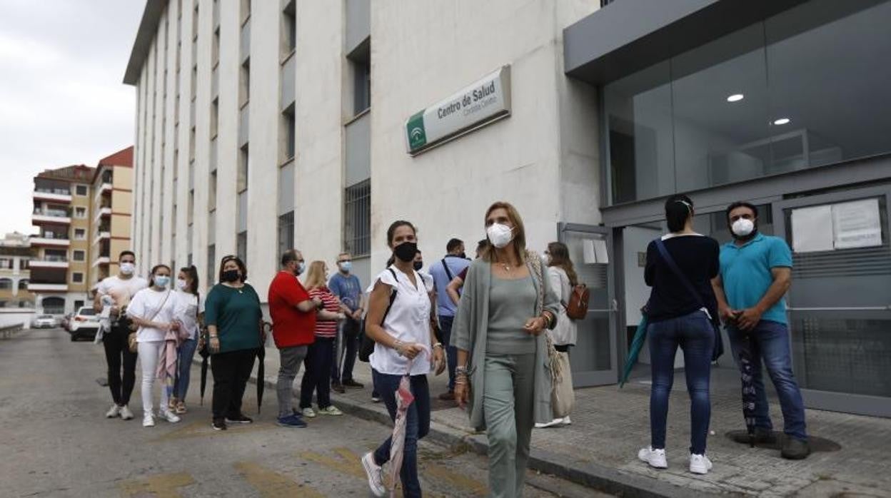 Colas para acceder al centro de salud de a Avenida de América el pasado mes de junio