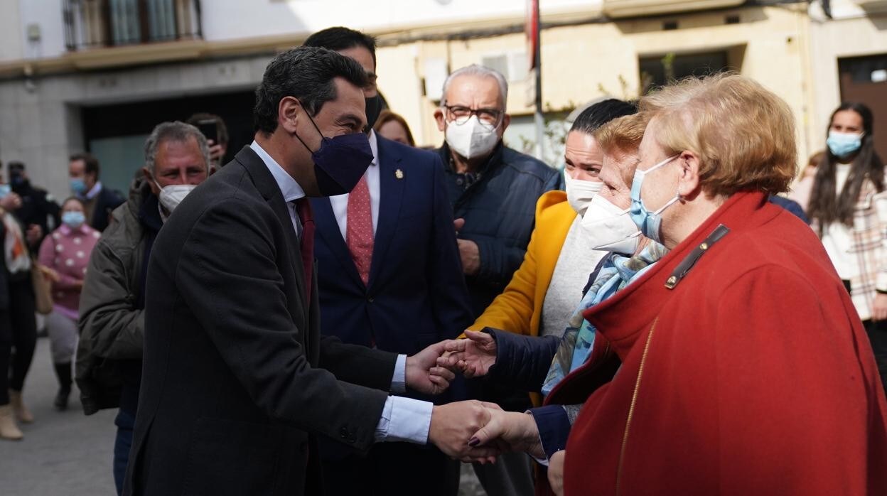 El presidente de la Junta, Juanma Moreno, saludando ayer a unas vecinas en las calles de Alcalá la Real, en Jaén