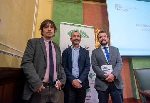 Lucas Martín, en representación de la Fundación Unicaja; Rafael Santandreu; y el director de ABC edición Andalucía, Fernando del Valle