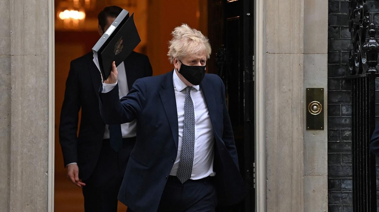 El primer ministro británico, Boris Johnson, saliendo del 10 de Downing Street