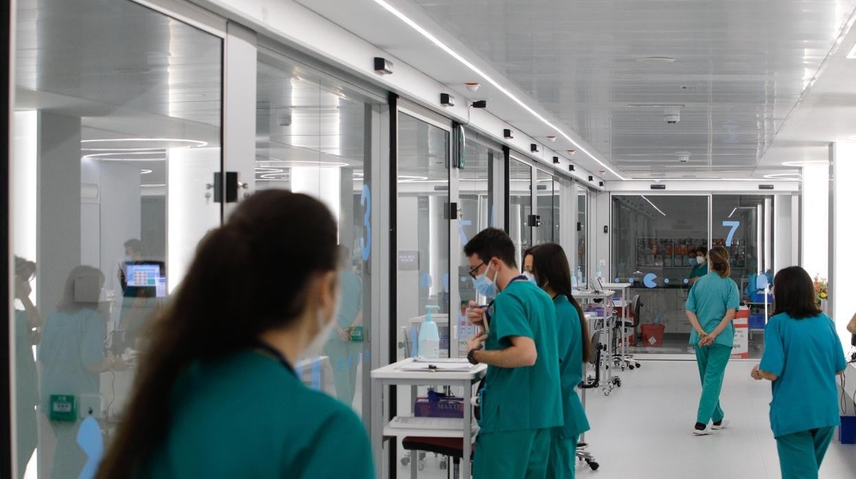 Profesionales sanitarios, el pasado mes en la nueva UCI Pediátrica del Hospital Reina Sofía