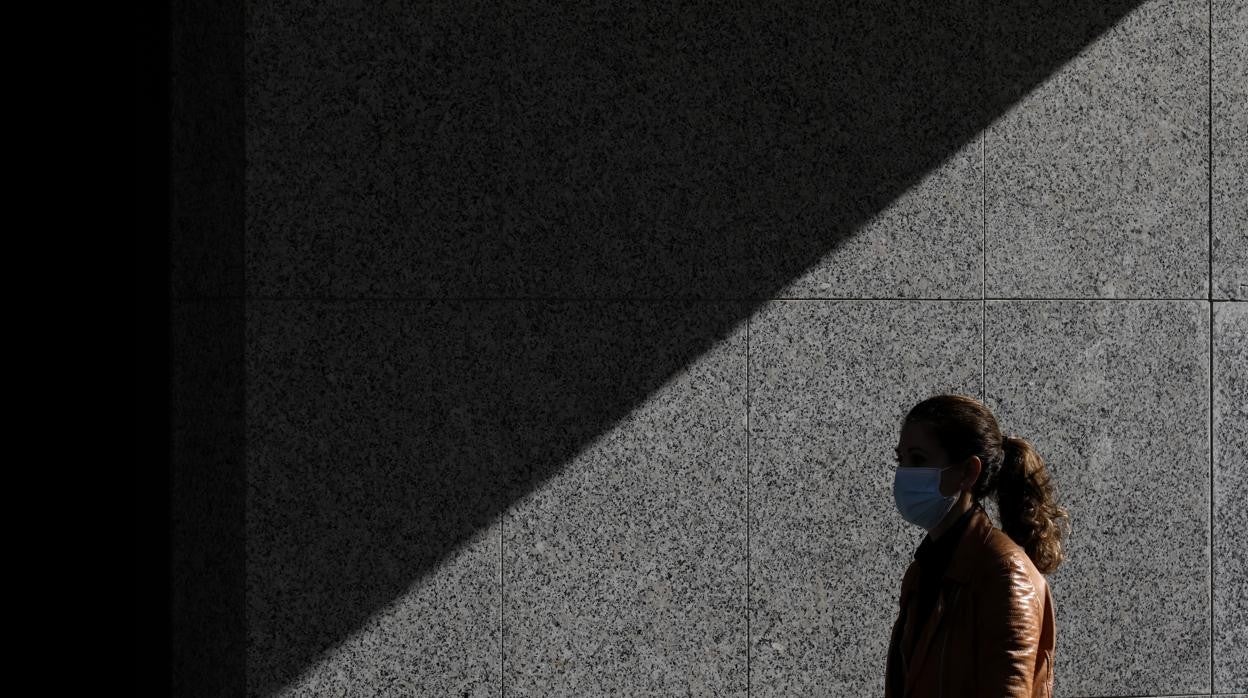 Una joven en un día de sol en el Centro de la ciudad