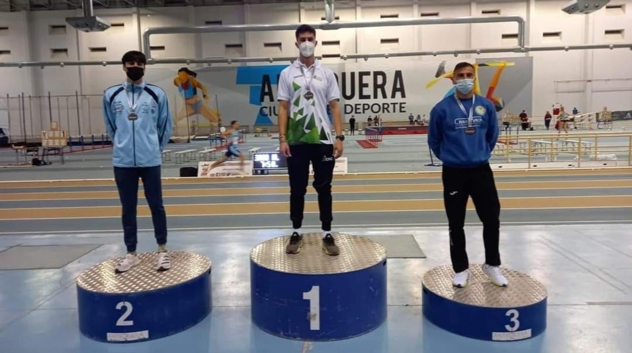 Juan Francisco Trujillo, con la medalla de oro en el pódium como campeón de Andalucía