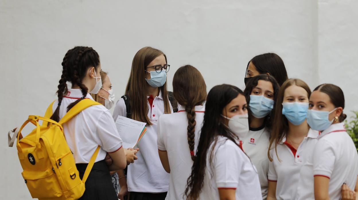 Alumnas de un centro sanitario de Córdoba, con mascarilla