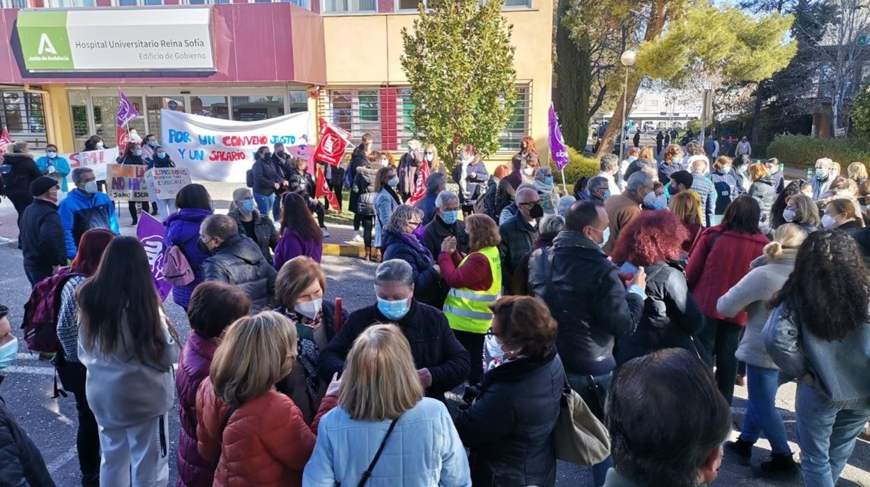 Trabajadora de la limpieza, durante una protesta este mes ante el Edificio de Gobierno del Reina Sofía