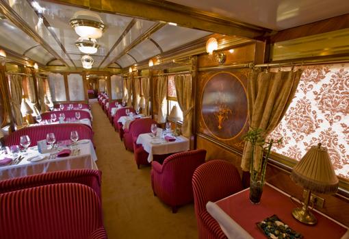 El salón comedor del tren Al-Andalus, decorado al estilo de la Belle Époque