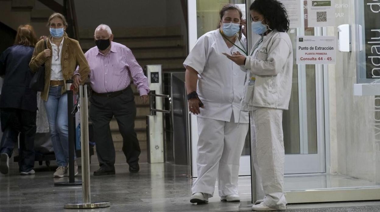 Sanitarios y pacientes en un hospital de Cádiz