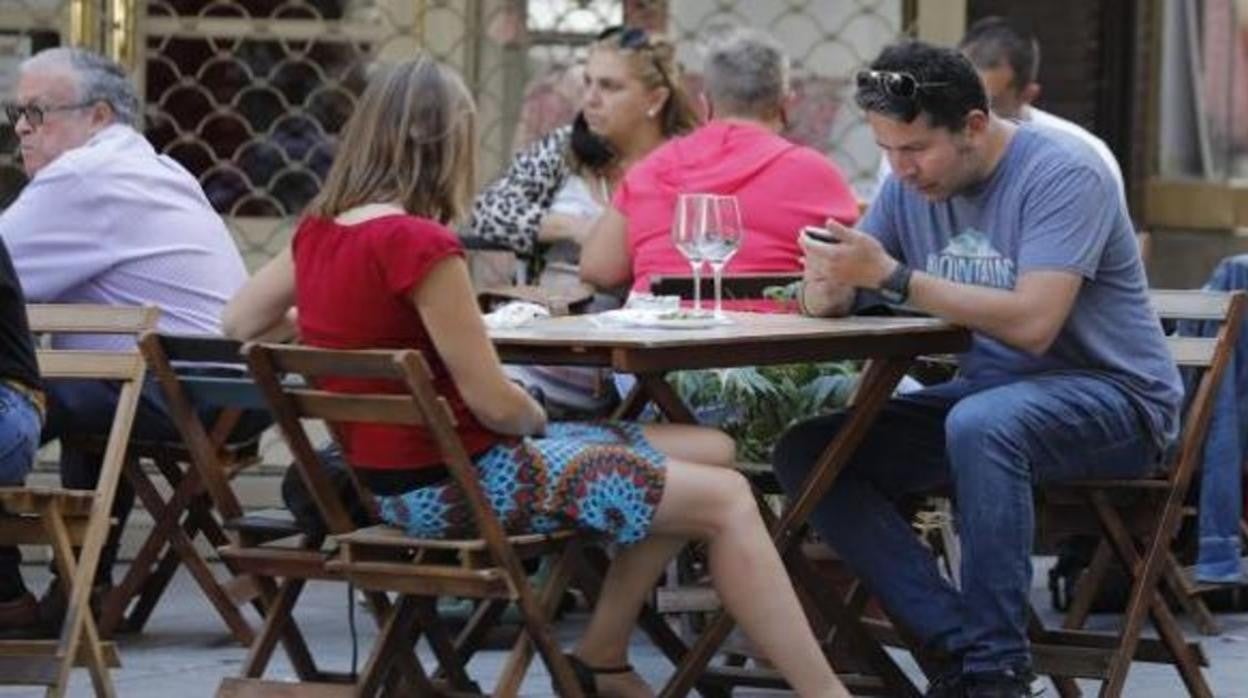 Ciudadanos en una terraza sin mascarilla