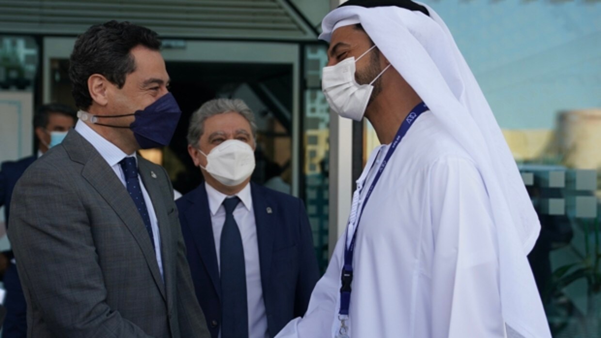 Juanma Moreno saluda al director del Grupo de Inversiones ADQ de Abu Dhabi, Mohamed Hassam