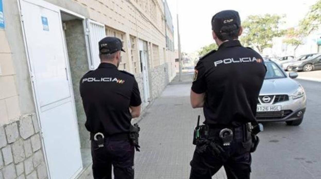 Dos agentes de la Policía Nacional en Córdoba