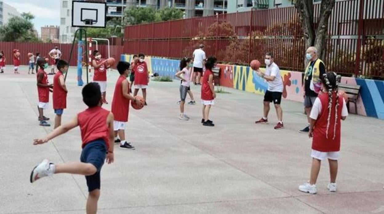 Niños haciendo deporte en el recreo de su colegio