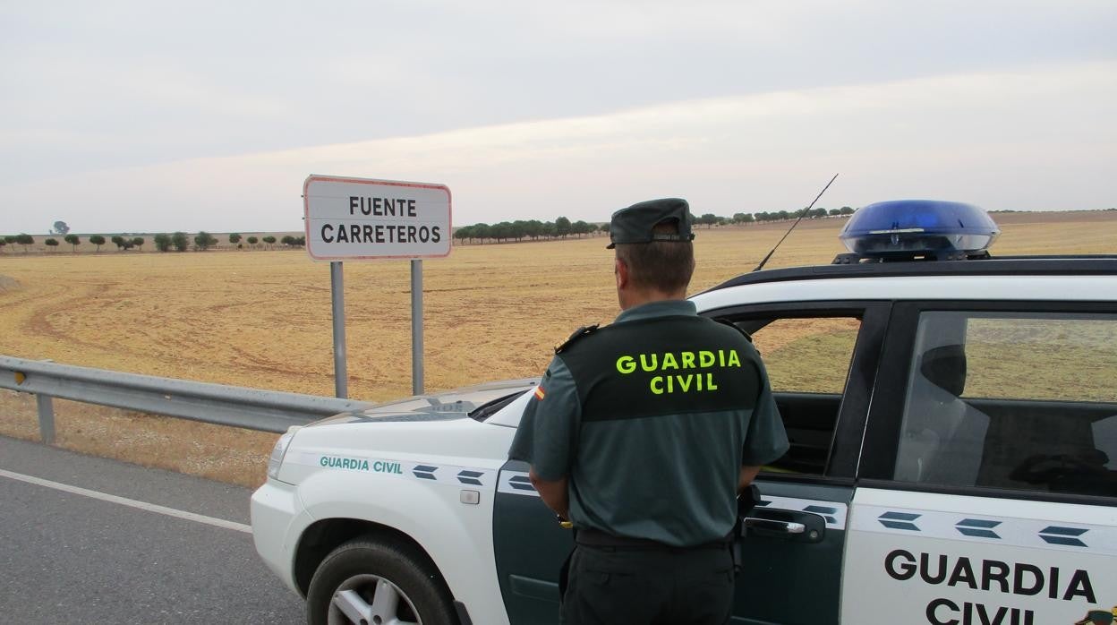 Un agente de la Guardia Civil a la entrda de Fuente Carreteros