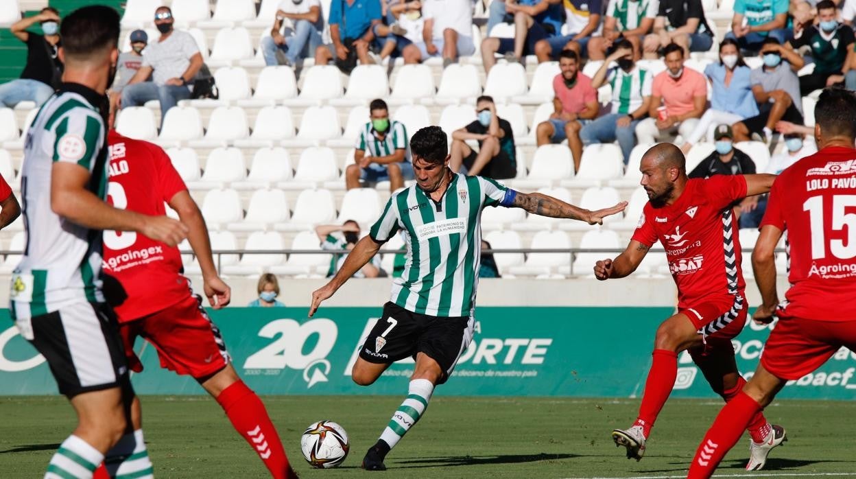 Willy golpea el balón en el encuentro ante el Don Benito en El Arcángel