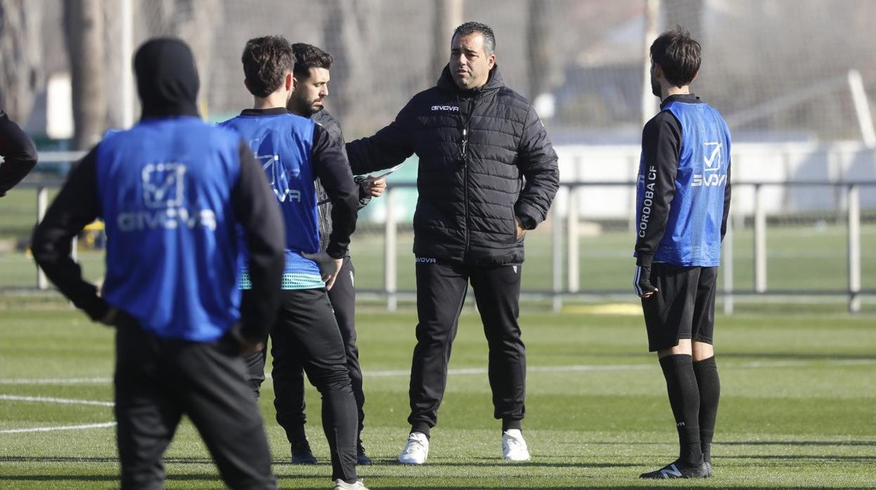 Germán Crespo dirige a sus jugadores durante un entrenamiento en la ciudad deportiva