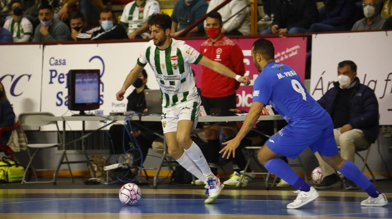 Zequi conduce el balón durante el partido en Vista Alegre