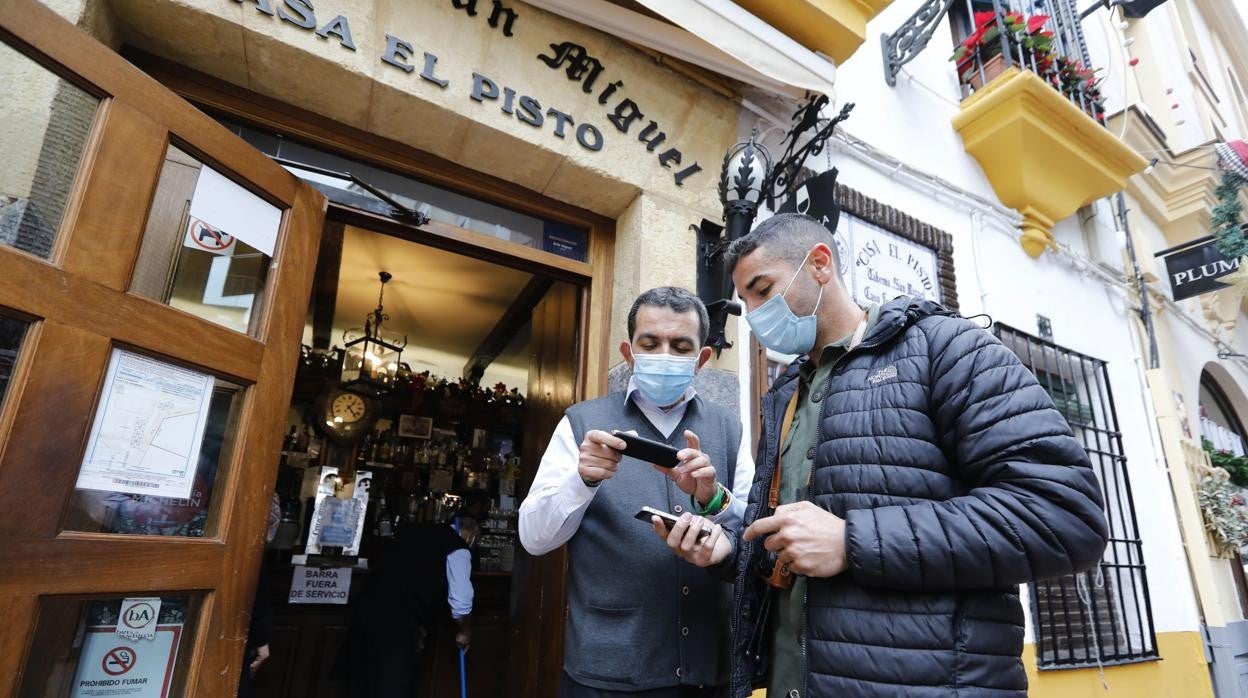 Un trabajador de El Pisto comprueba el pasaporte Covid de un cliente antes de entrar al restaurante