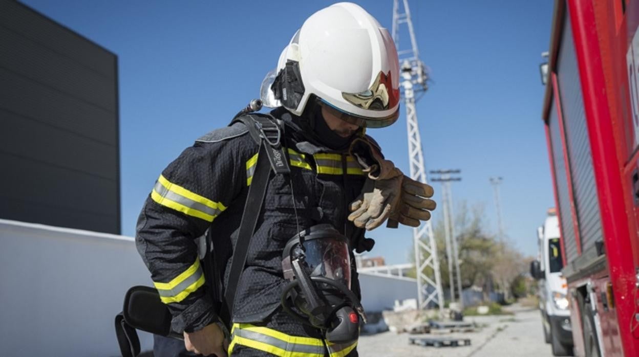 Un bombero durante una intervención