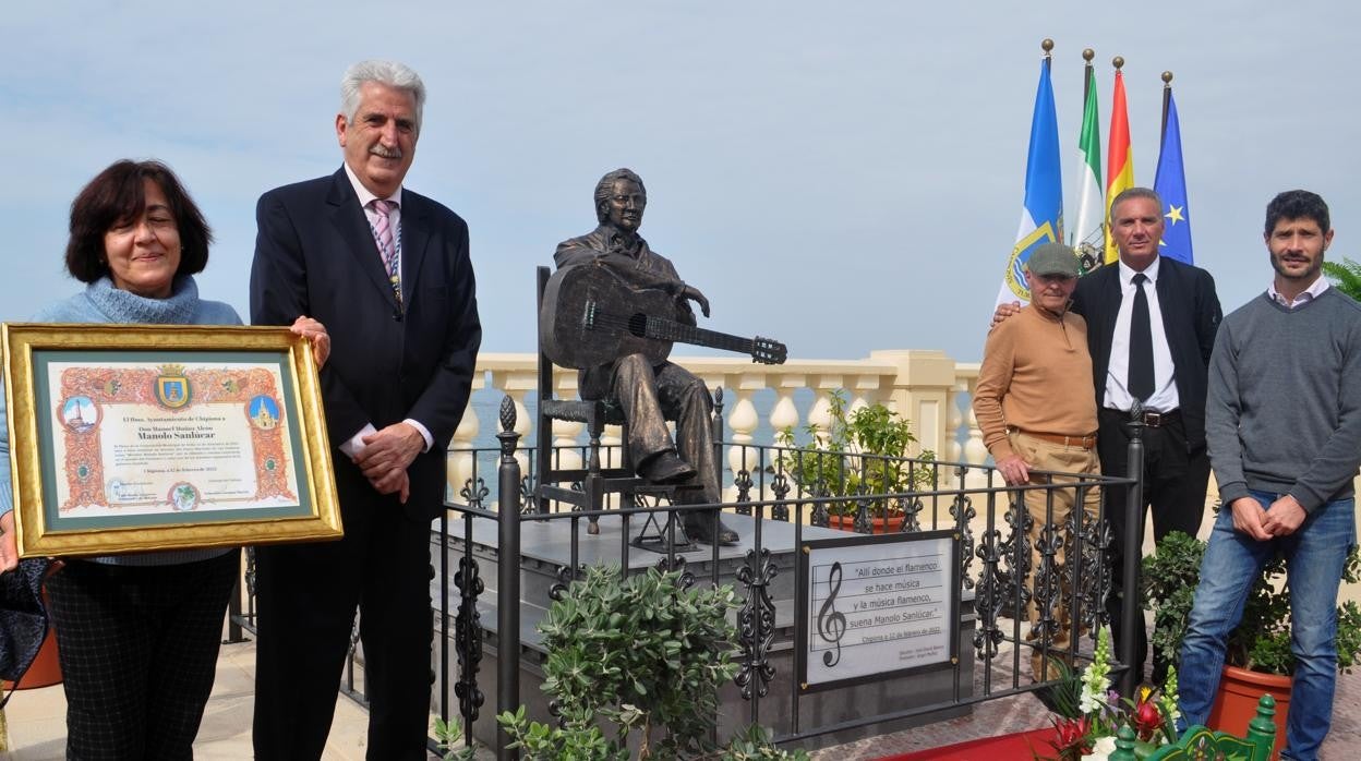 María Angeles Díez; el alcalde de Chipiona, Ángel Muñoz Delgado; José David Blanco Bernal; y Sebastián Guzmán, concejal de cultura