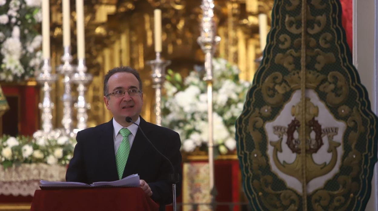 El periodista de ABC Córdoba, Luis Miranda, durante el pregón ante la Virgen de la Esperanza