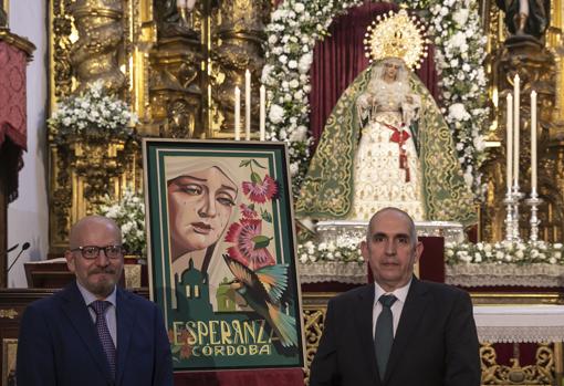 Francisco Rovira, de Daroal, y el hermano mayor, Rafael García Cerezo, con el cartel