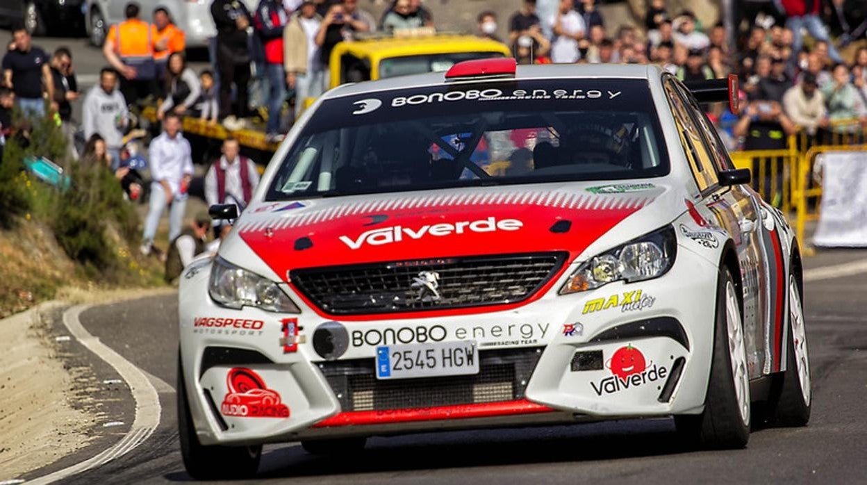 Alberto Valverde, con su Peugeot 308, en Córdoba