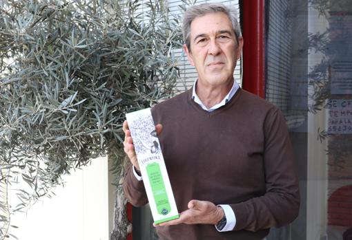 De Mora muestra uno de los aceites comercializados con su nueva marca Lucentina